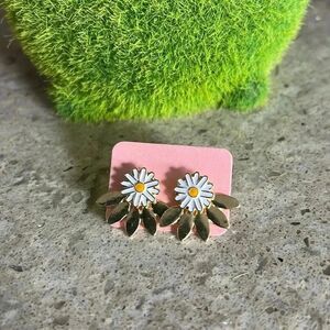 NWT  Daisy Earrings